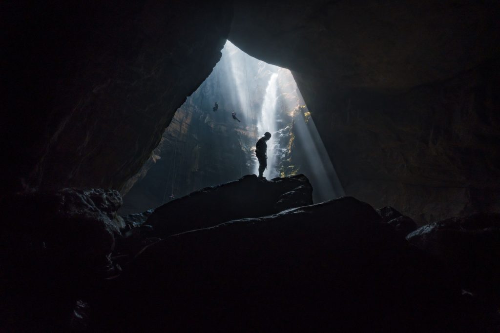 spéléologie grotte sombre