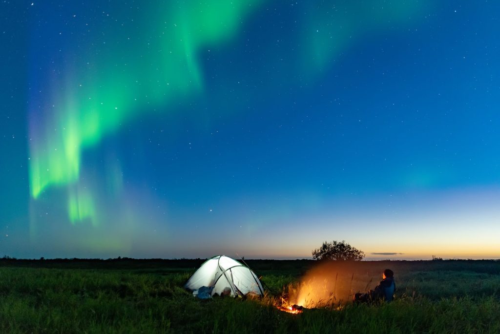 bivouac sous aurore boréale