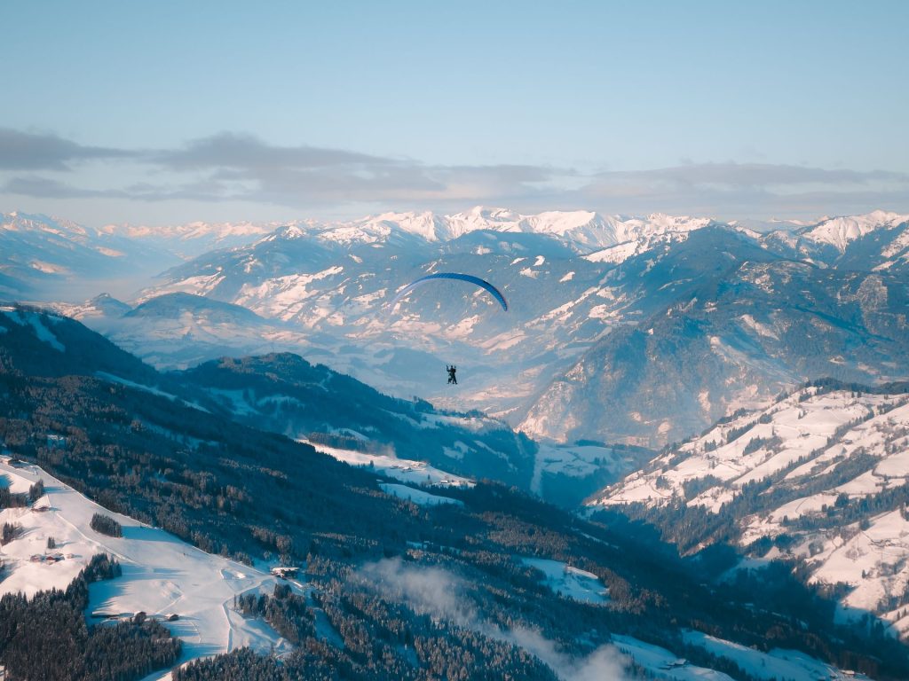 Vol en parapente au-dessus de montagnes enneigées
